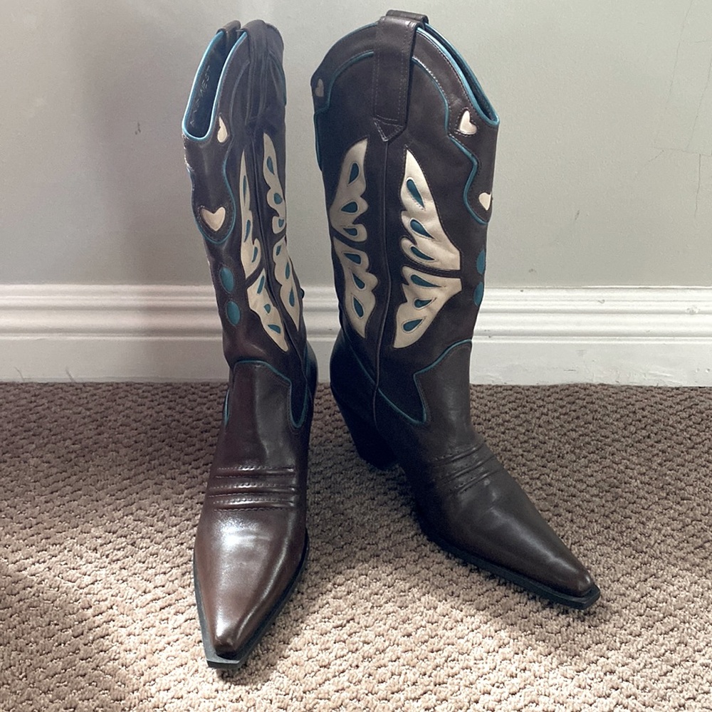 Cowboy boots. Leather upper man-made sole. Flank 7.5M.